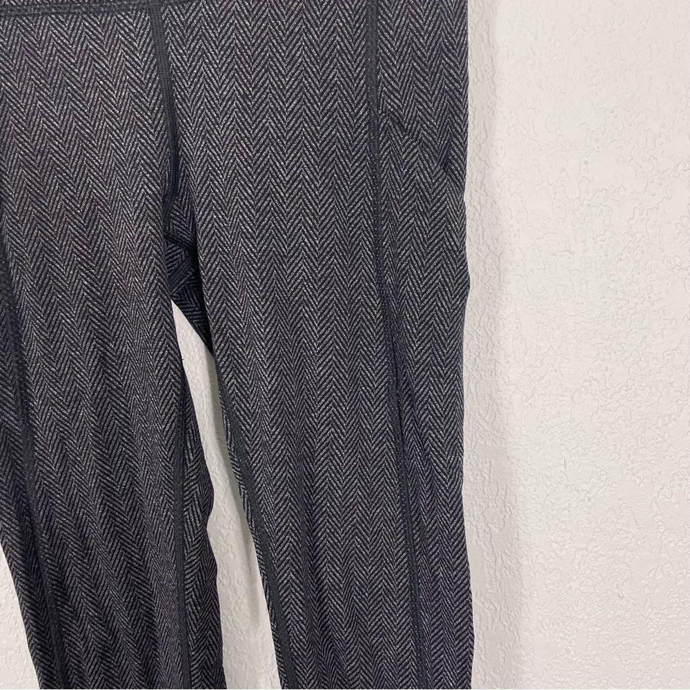 Lululemon Grey and Black Herringbone Leggings with Pockets - Picture 5 of 9